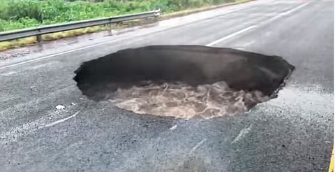 Michoacán: se abre enorme socavón en carretera Apatzingán-Nueva Italia [Video]
