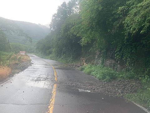 Derrumbes complican tránsito en tramo carretero Uruapan–Infiernillo
