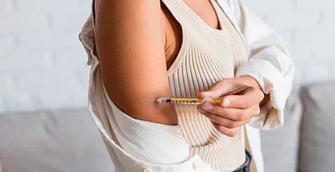 El coma hipoglucémico ocurre cuando la glucosa baja de 50 mg/dL