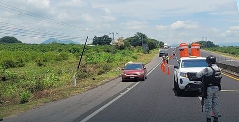 Habilitan paso parcial tras socavón en carretera Apatzingán–Nueva Italia