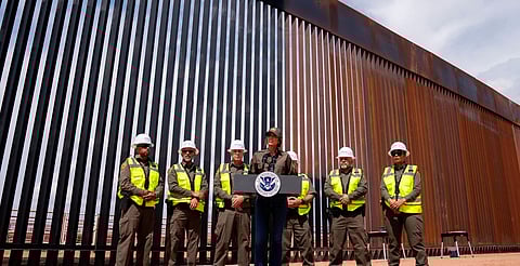 Trump ordena pintar el muro con México para hacerlo más caliente y difícil de trepar
