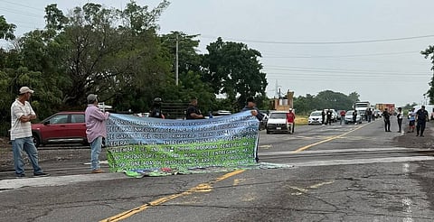 Arroceros bloquean carretera Uruapan–Infiernillo; exigen pago de estímulos