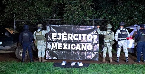 Aseguran en Uruapan dos vehículos robados y 2.6 kilos de droga