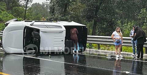 Se registra choque-volcadura de camioneta en la Siglo XXI