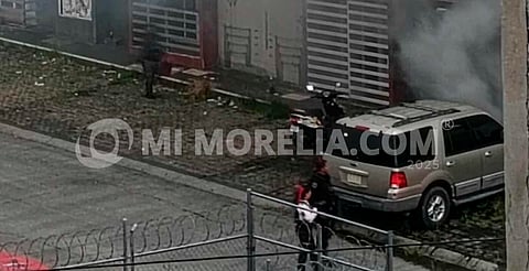 Se incendia una camioneta en Camponubes, Morelia 