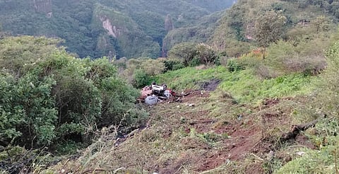 Vuelca pipa con chapopote y cae 30 metros en barranco de Villamar, Michoacán