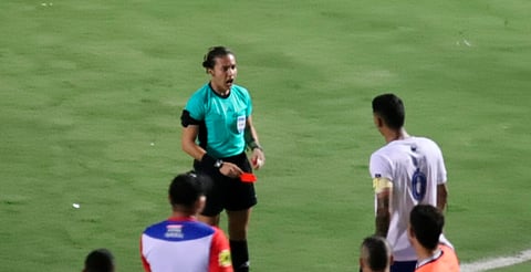 Jugador cachetea a árbitra tras expulsión y causa polémica