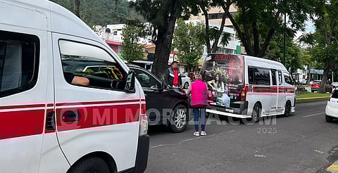 Camioneta choca contra combi de la Ruta Roja en avenida Camelinas de Morelia