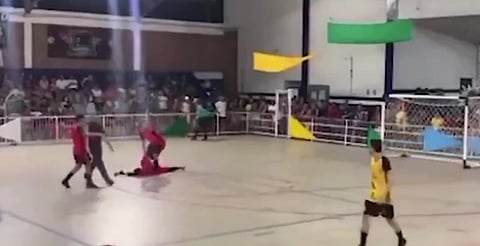 Tragedia en la cancha: portero muere tras festejar un penalti [VIDEO]