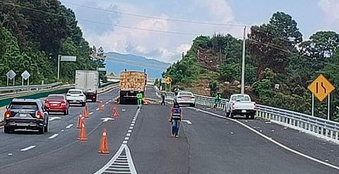 Desprendimiento de remolque afecta circulación en la autopista Pátzcuaro–Lázaro Cárdenas