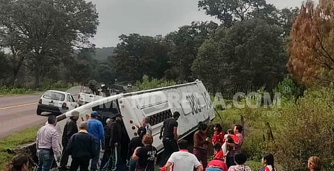 Autobús de pasajeros vuelca en la carretera Quiroga–Zacapu; hay varios lesionados