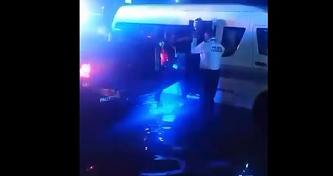 Combi queda varada tras lluvia en Morelia; así rescataron a los pasajeros [VIDEO]