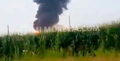 Caída de rayo provoca incendio en instalaciones de la CFE en Maravatío