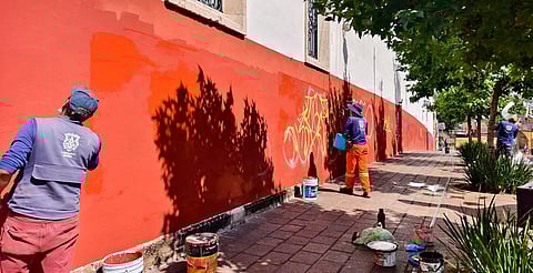 Quitan graffitis del Barrio de las Rosas de Morelia y rehabilitan patrimonio