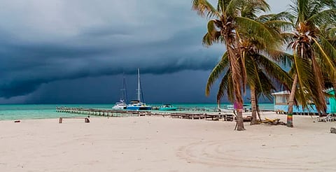 Tormenta tropical se desplaza cerca de Lázaro Cárdenas; dejará lluvias y rachas de viento