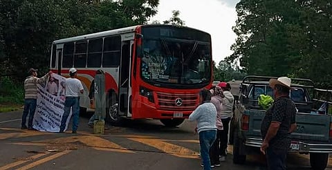 Bloquean carretera en Peribán por desaparición de jóvenes en Apupátaro