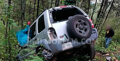Michoacán: jóvenes chocan contra árbol y mueren dos; sobrevivió el conductor