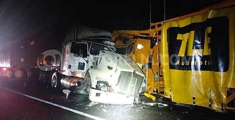Accidente en la Siglo XXI: tráiler y camión chocan de frente