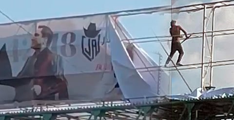 Captan a hombre quitando lona del concierto de Julión Álvarez en Morelia [VIDEO]