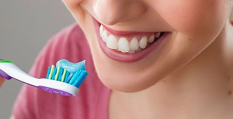 Truco viral para blanquear los dientes que podría dañarte