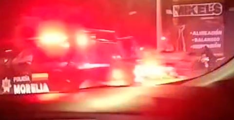 Auto termina volcado frente a la gasolinera de la San Rafael, Morelia