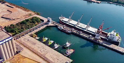 Cierran puerto en costa de Michoacán por paso de huracán Narda