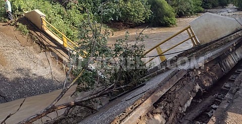 Colapsa puente en comunidad El Rodeo y afecta la circulación en Tierra Caliente