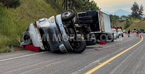 Vuelca camión aguacatero en la autopista Uruapan - Pátzcuaro; no hay víctimas