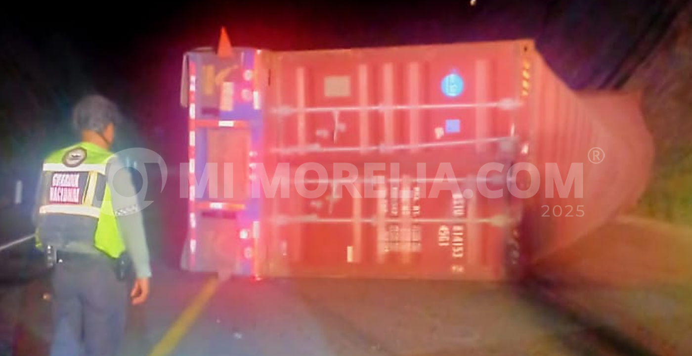 Vuelca tráiler en la autopista Siglo XXI; no hay víctimas