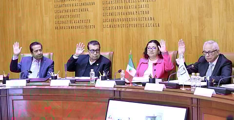 El director de Administración del Instituto, Borsalino González Andrade, dijo que el HGR de Culiacán contará con 216 camas y beneficiará a 961 mil personas; el de Saltillo tendrá 260 camas y atenderá a cerca de 936 mil derechohabientes; y el hospital de Los Cabos dispondrá de 260 camas y atenderá una zona de influencia de más de 894 mil personas