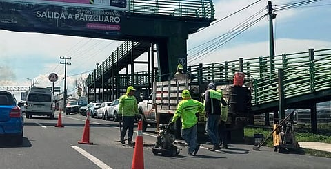 ¡Precaución! Hay bacheo en Periférico, zona del puente peatonal de Lomas de Morelia