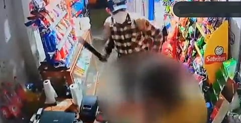 VIDEO: Ladrón ataca con machete a abuelito para robarle en su tiendita, en Nuevo León