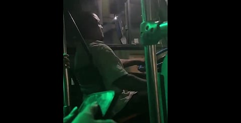 VIDEO: ¿Conductor bajo los efectos de droga? Pasajeros huyen de camión en Veracruz