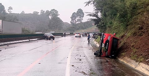 Aparatoso choque múltiple en la autopista Pátzcuaro-Uruapan; hay tránsito lento