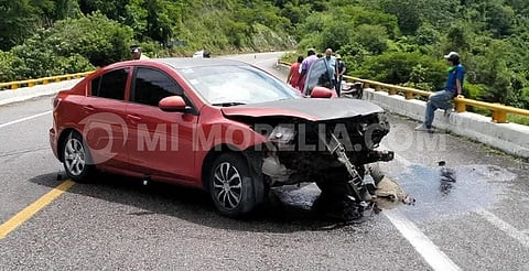 Auto choca contra la guarnición de un puente, en la autopista Siglo XXI