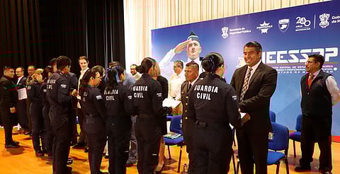 Policías reciben certificados por concluir carrera de Técnico Superior en Seguridad Pública
