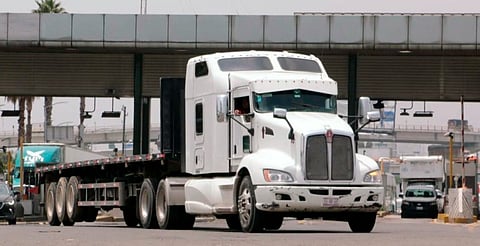 Autotransporte federal podrá circular sin placas ni engomado, informa SICT