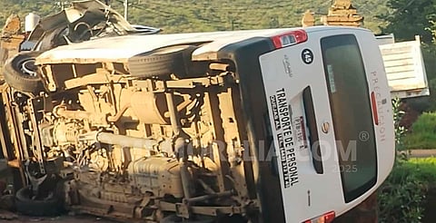 Morelia: vuelca camioneta de transporte de personal tras chocar contra objeto fijo