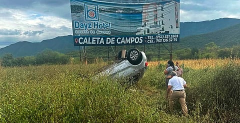Auto se vuelca en la autopista Pátzcuaro–Lázaro Cárdenas