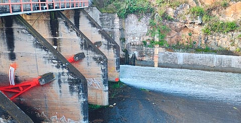 Disminuyen un 50% desfogue controlado de la presa de Cointzio; Conagua descarta riesgos