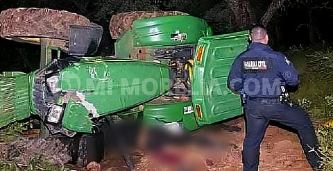 Muere hombre en volcadura de tractor en Puruándiro; dos personas resultan heridas