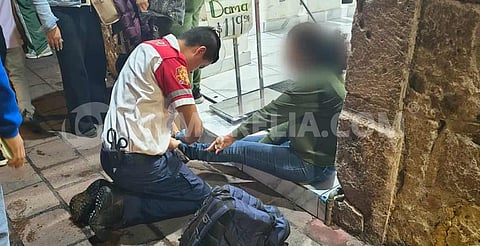 Mujer cae a registro al romperse tapa en el Centro Histórico de Morelia