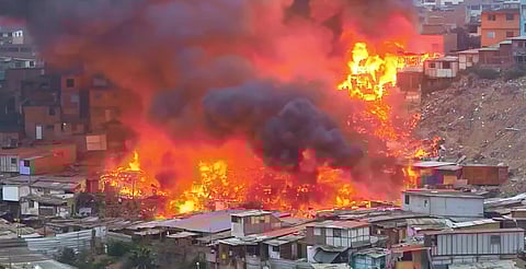 Fábrica clandestina de pirotecnia provoca incendio masivo en Lima