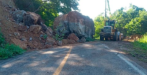 Gran roca cae de cerro y bloquea carretera en la costa de Michoacán, en límites con Colima