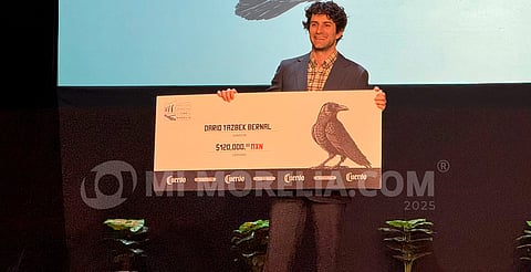 Darío Yazbek recibe el Premio Cuervo Tradicional en el FICM
