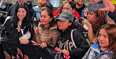 Entre gritos y pancartas: así le dieron la bienvenida a Cazzu en CDMX [VIDEO]