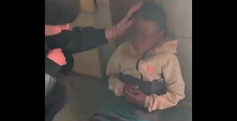 ¡Indignación! Humorista europea agrede a un niño en plena calle