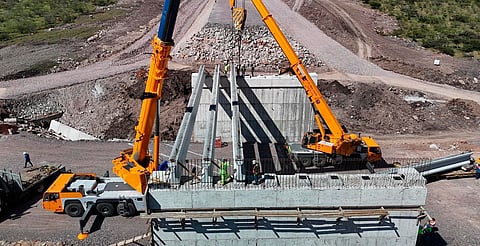 Instalan trabes en puente del Segundo Anillo Periférico rumbo a Ciudad Salud