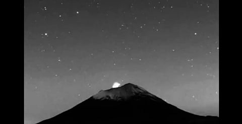 Otra vez: luces misteriosas cruzan el cielo sobre el Popocatépetl [VIDEO]