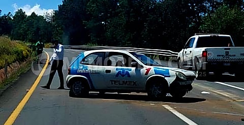 Conductor de Telmex pierde el control de su vehículo en la Pátzcuaro-Uruapan